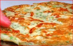 Turte cu ceapă verde, brânză sărată și verdeață